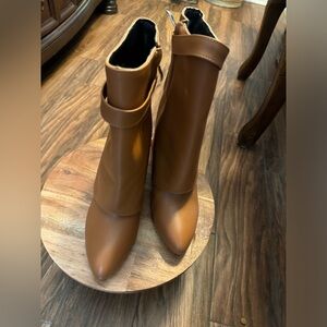 Shark Lock ankle boots in leather